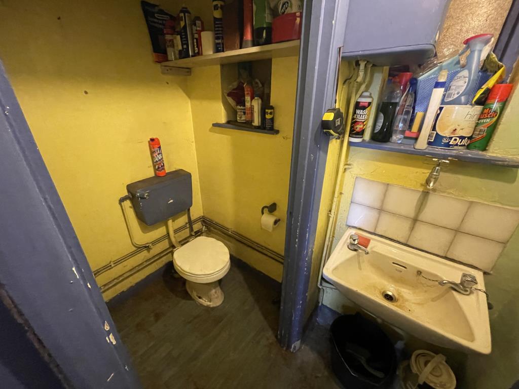 Lot: 157 - LOCK-UP SHOP PREMISES WITH POTENTIAL - 